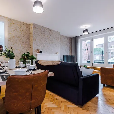 Apartment Penthouse With Private Roof Terrace